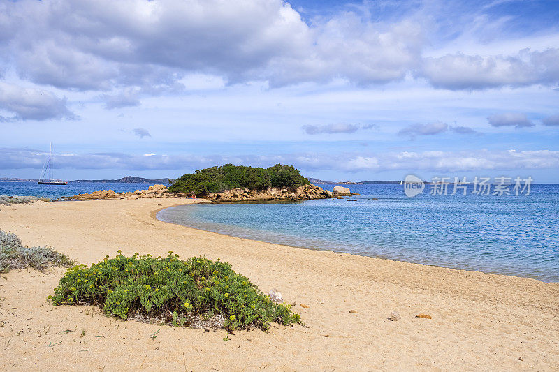 撒丁岛Arzachena海岸线上的Barca Bruciata海滩